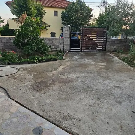 Stone House Ostello Elbasan